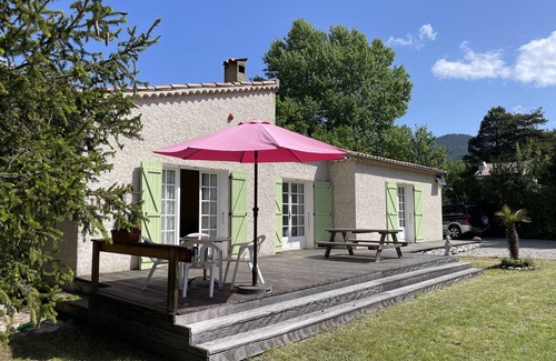 Castellane Villa | Luxe Bungalow met Veel Privacy en Grote Omheinde Tuin Nabij het Centrum