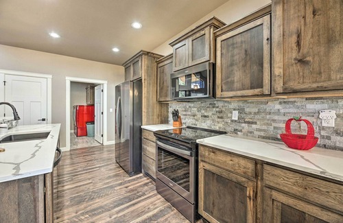Show Low Cabin | Luxe Cabin w/Deck & Fenced Yard in Lakeside!