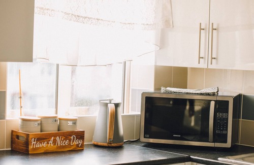 Luton Apartment | Luxe Central King-Size Apt w/Wi-Fi & Free Parking