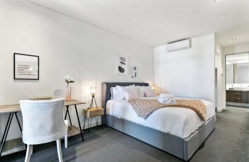East Perth Apartment | Luxe Chic 3bd Apt City Skyline Views