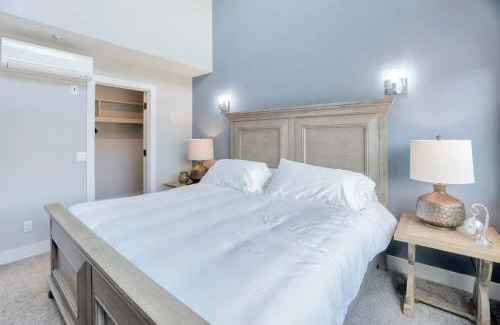 Birmingham Apartment | Luxe Condo Overlooking Park