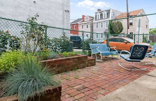 South Side Flats House | Luxe Design 3br in Pittsburgh's Most Lively Neighborhood
