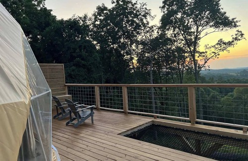 Eureka Springs Apartment | Luxe Dome with Cedar Hot Tub, only 15 minutes from downtown Eureka Springs