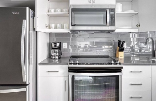 Emeryville Apartment | Luxe Emeryville Studio w/ Gym, Pool, Parking, near BART, by Blueground
