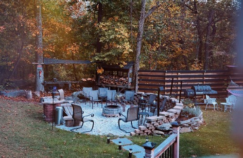 East Stroudsburg House | Luxe Entertainers Retreat: Mins to Ski HotTub/Games/Firepit/Sauna & Cinema!
