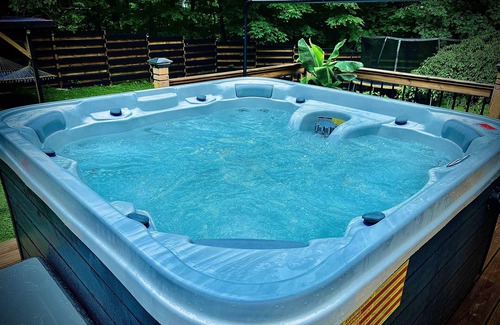 East Stroudsburg House | Luxe Entertainers Retreat: Mins to Ski HotTub/Games/Firepit/Sauna & Cinema!