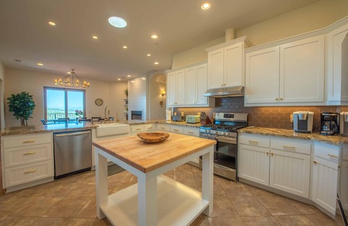 Bradley House | Luxe Estate @ Lake Naci w/pool, 2 hot tubs & game room.