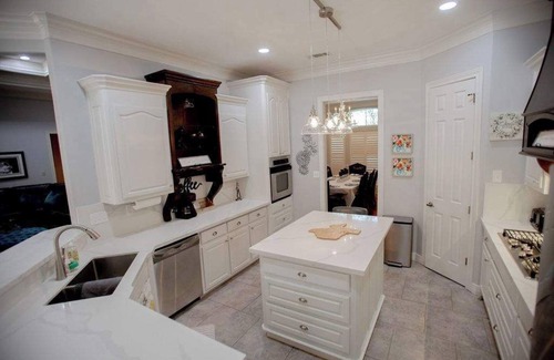 Beaumont House | Luxe Executive Home 4BR 3.5 BA w/Sparkling Pool, Outdoor Entertainment Area, Sp