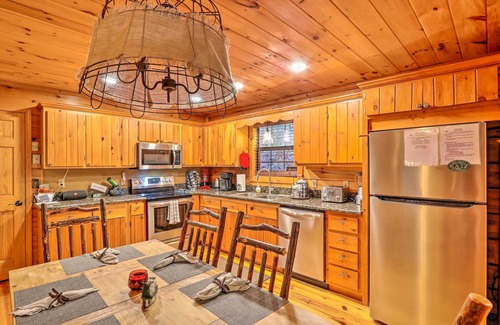 Epworth Cabin | Luxe Fightingtown Creek Cabin: 2 King Suites & Spa