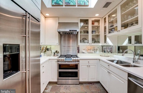 Georgetown Condo | LUXE Georgetown Penthouse, Deck, Skylights, Pkg