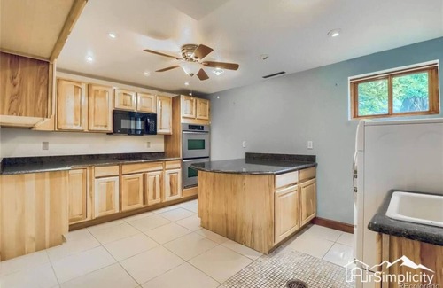 Perry Park House | Luxe Getaway | Fireplace | Deck | Mtn Views | Wifi