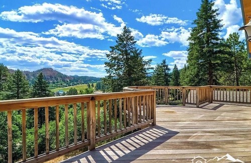 Perry Park House | Luxe Getaway | Fireplace | Deck | Mtn Views | Wifi