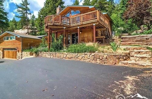 Perry Park House | Luxe Getaway | Fireplace | Deck | Mtn Views | Wifi