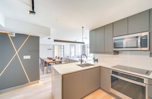 Ohio City Apartment | Luxe High-Rise 2 Mi to Dtwn Cleveland: WFH Ready!