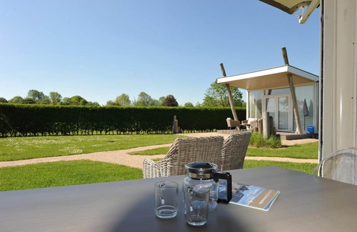 Nieuwvliet House | Luxe Inrichting, Met Badkamer en Terras, Alle Faciliteiten op Loopafstand