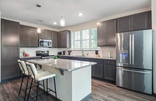 North Raleigh Apartment | Luxe King 3 Bedroom Suite in North Raleigh