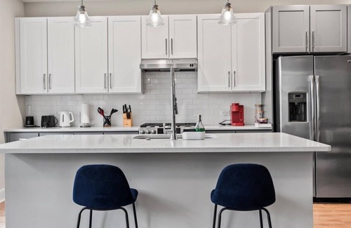 Charlotte Apartment | Luxe King 3BR Suite in Waverly Charlotte!