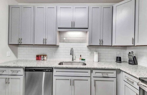 Hayes Apartment | Luxe King 3BR Suite Mins to Downtown Durham!