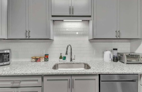 Hayes Apartment | Luxe King 3BR Suite Mins to Downtown Durham!