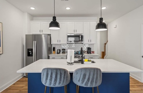 Paw Creek House | Luxe King 3BR Townhouse Mins to Uptown Charlotte!