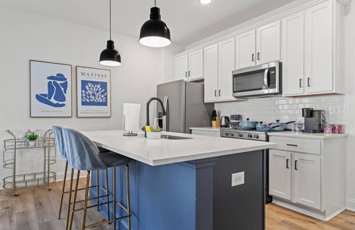 Paw Creek House | Luxe King 3BR Townhouse Mins to Uptown Charlotte!