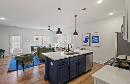 Paw Creek House | Luxe King 3BR Townhouse Mins to Uptown Charlotte!