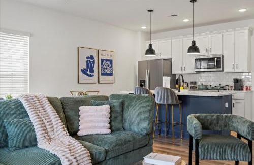 Charlotte House | Luxe King 3BR Townhouse Mins Uptown Charlotte