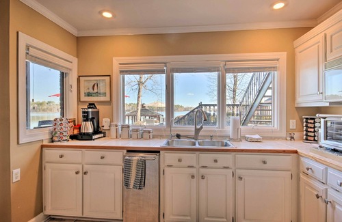 Chapin Apartment | Luxe Lakefront Apartment w/Shared Pool & Dock!