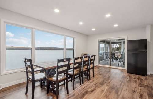 Markesan Cabin | Luxe Lakefront Cabin! Aracdes+Billiards+Minigolf