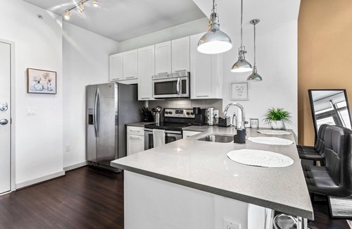 Atlanta Apartment | Luxe Latte High-rise self check-in Balcony views