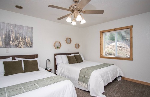 Lava Hot Springs Cabin | Luxe Lodge Noir 15 minutes to downtown Lava!