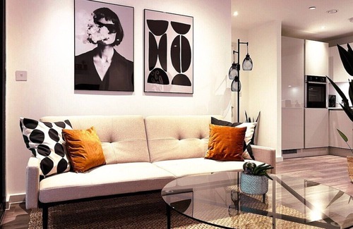 London Borough of Hounslow Apartment | Luxe London Pad: with Parking