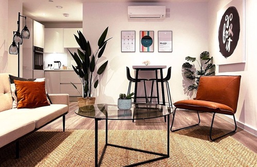 London Borough of Hounslow Apartment | Luxe London Pad: with Parking