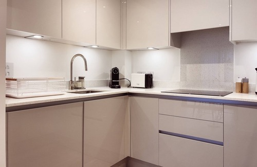 London Borough of Hounslow Apartment | Luxe London Pad: with Parking