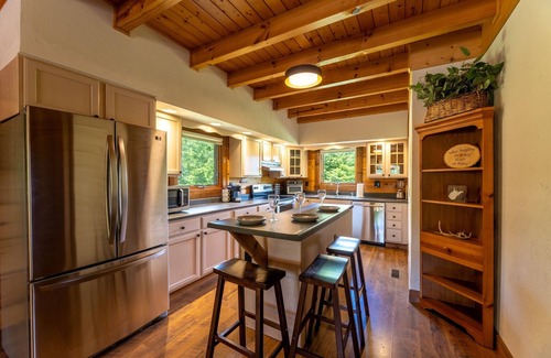Slatyfork Farm Cabin | Luxe Mntn Escape near Snowshoe | hot tub, mntn views, king beds, 5 acres