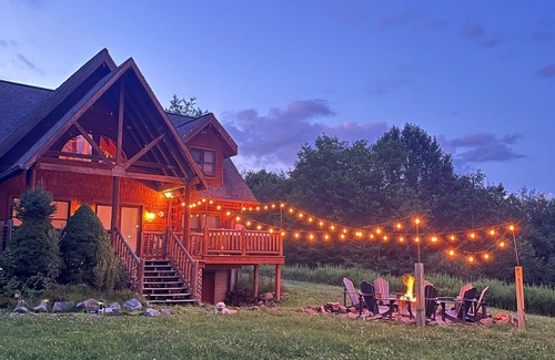 Slatyfork Farm Cabin | Luxe Mntn Escape near Snowshoe | hot tub, mntn views, king beds, 5 acres