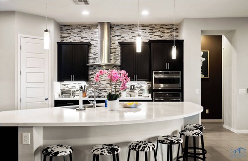 Enterprise House | Luxe/Modern, Cozy, Spacious 5bd, Salt Water Pool & Spa, NEW outdoor kitchen!