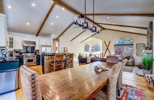South Lake Tahoe House | Luxe Mountain Chalet - Hot tub, Man Cave, Foosball, Peloton