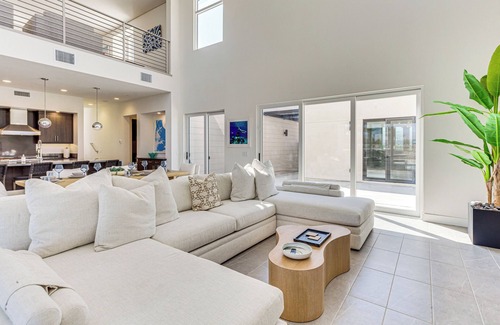 Palm Springs House | Luxe Oasis: Modern Mtn-View Gem in Palm Springs!