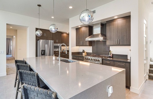Palm Springs House | Luxe Oasis: Modern Mtn-View Gem in Palm Springs!