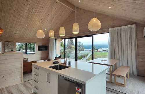 Te Anau House | Luxe on the Lake Front