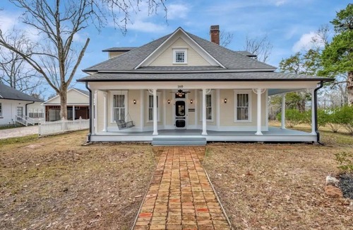 Hemphill House | Luxe Private Room in Historic Hemphill Getaway!