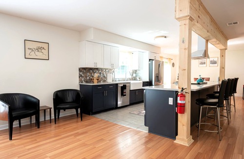 Wantage House | Luxe Retreat with Fireplace/WiFi/Pool near Water Parks, Golf Course, Wineries