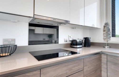 Surrey Docks Apartment | Luxe Riverside 3 Bed, 2 Bath En-Suite, Balcony views with Great Links in London