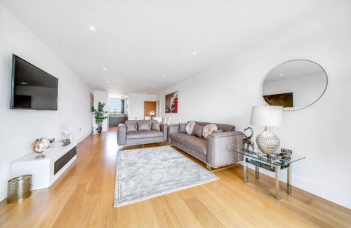Surrey Docks Apartment | Luxe Riverside 3 Bed, 2 Bath En-Suite, Balcony views with Great Links in London