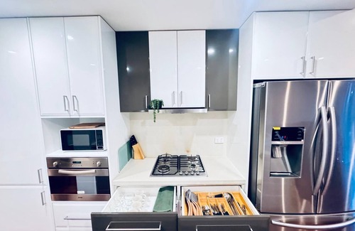 Maribyrnong House | Luxe Riverside 3BR Walk to Flemington Racecourse and Showgrounds 16 mins CBD