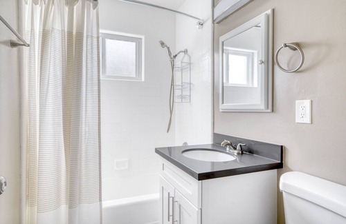 Central San Mateo Apartment | Luxe San Mateo Studio w/Pool & W/D, nr 20+ restaurants, by Blueground