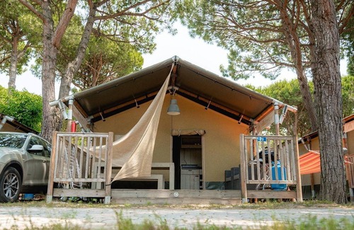 Cavallino-Treporti Ski Chalet | Luxe Sanitary 5 Pers. Villatent at Campsite Village Cavallino near at the beach