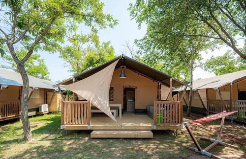 Valbandon Ski Chalet | Luxe Sanitary 5 pers. Villatent at 4-star campsite Bi Village