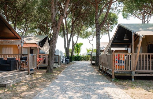Cavallino-Treporti Ski Chalet | Luxe Sanitary XL 6 Pers. Villatent camping village Cavallino near at the beach